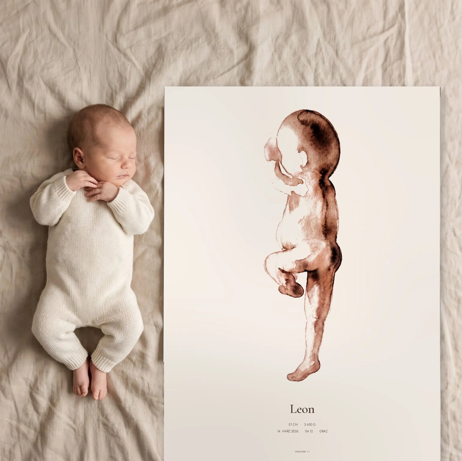 Baby ved siden af sin plakat, hoved mod hoved