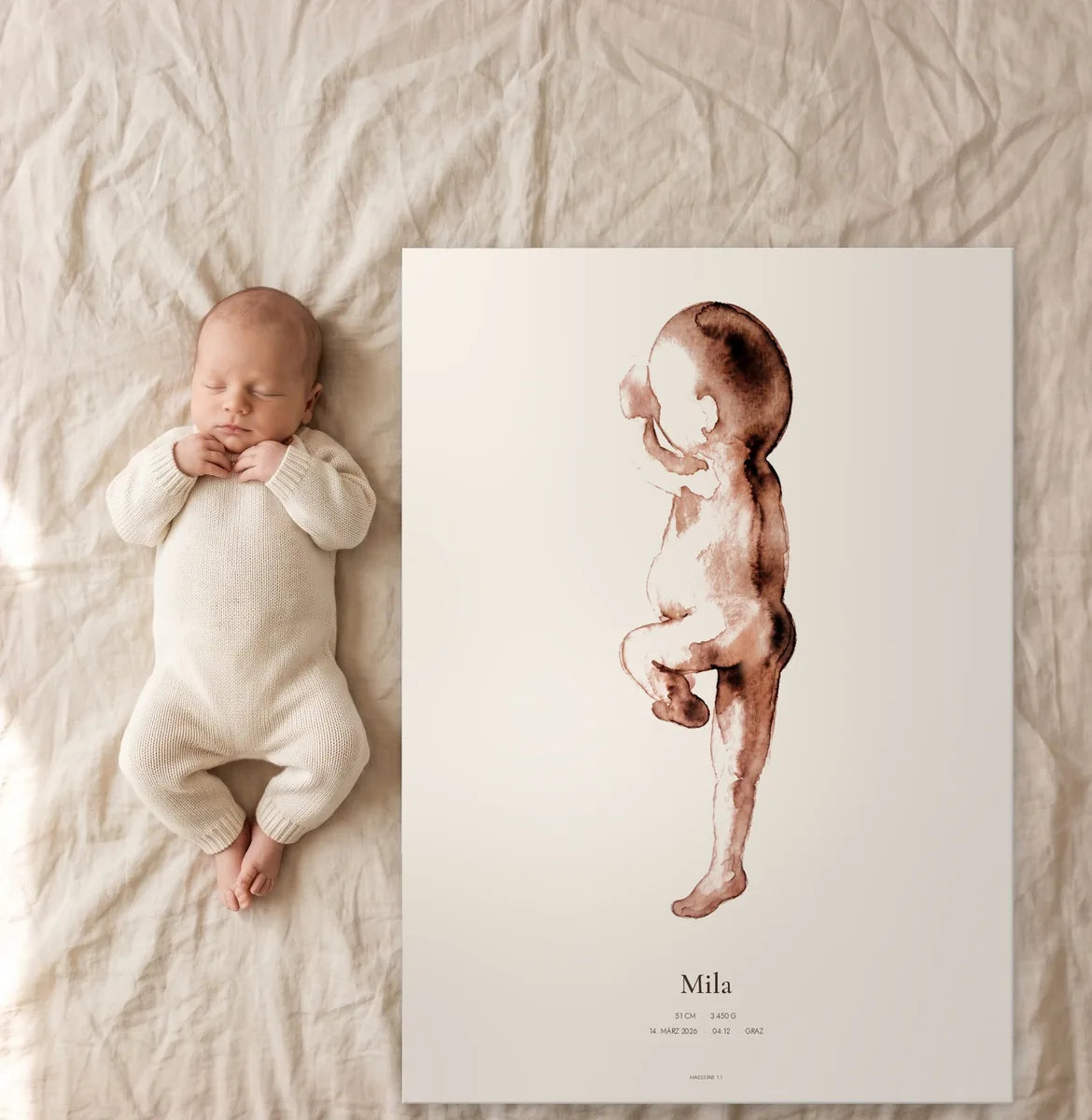Baby ved siden af sin fødselsplakat 1:1