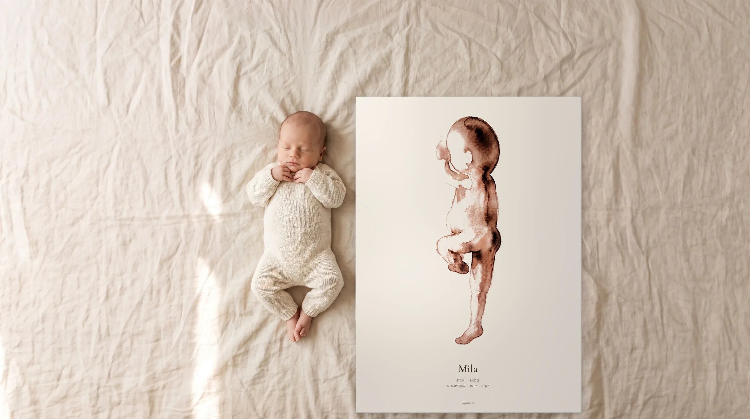 Baby ved siden af sin fødselsplakat 1:1
